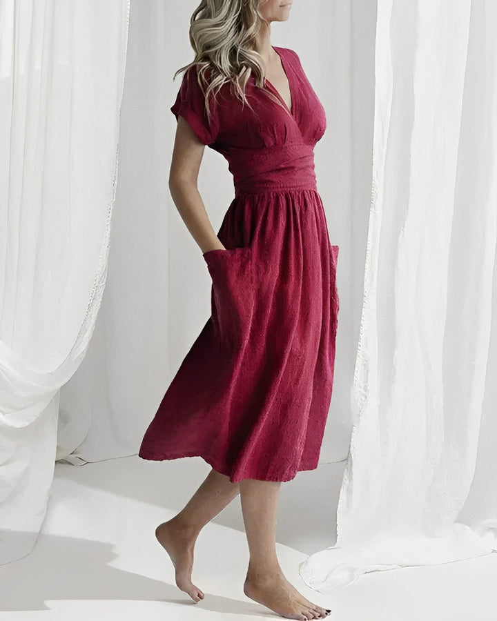 Feminines Damen Sommerkleid mit V-Ausschnitt, Wickelgürtel & Kimonoärmeln. Luftiges Frühlingskleid.
