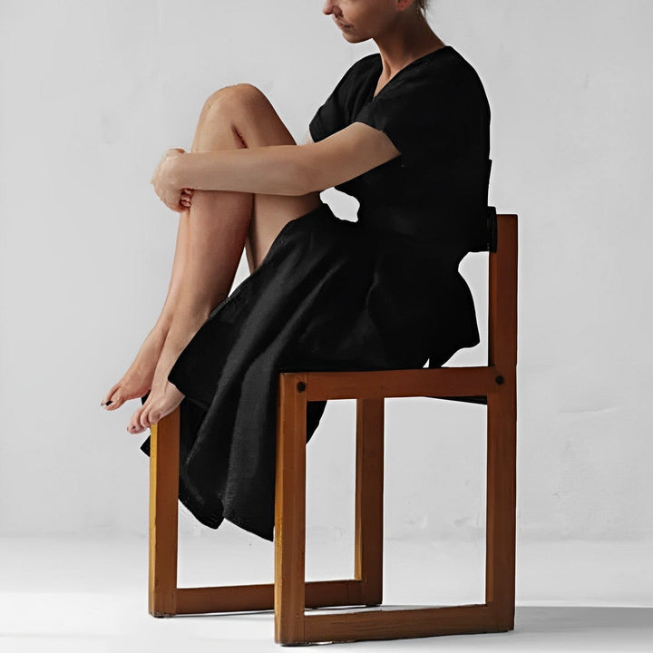 Komfortables Damen Midikleid mit V-Ausschnitt & Wickelgürtel. Luftiges Frühlingskleid, ideal für den Strand.