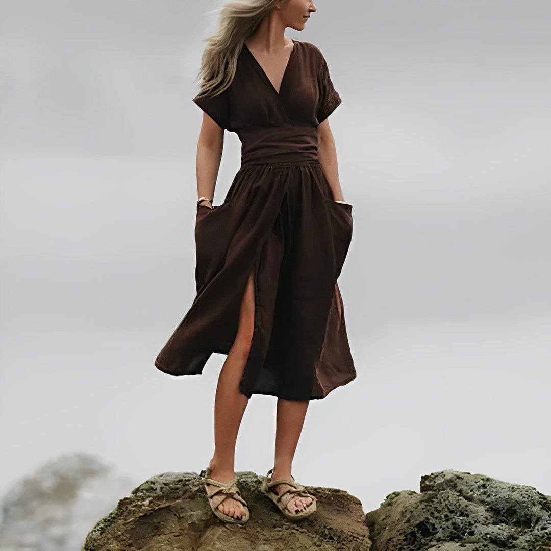 Elegantes Damen Freizeitkleid, Midilänge. V-Ausschnitt & Wickelgürtel. Perfektes Strandkleid für warme Tage.