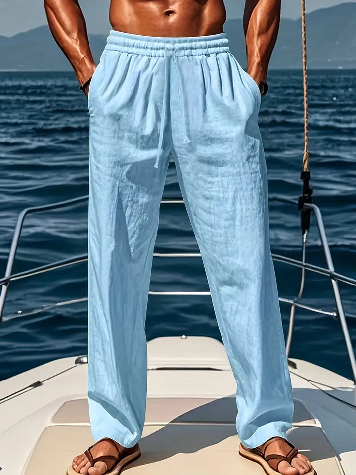 Elegante Smart-Casual Herrenhose Luke, ideal für stilvolle Freizeitlooks oder entspannte Büro-Tage im Sommer.