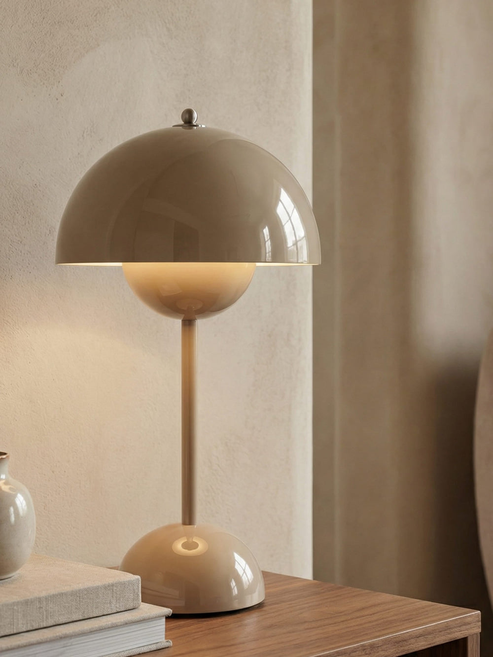 Elegante LumiSphere LED Designlampe, kabellos, für moderne Wohnzimmer-Dekoration & Gemütlichkeit.