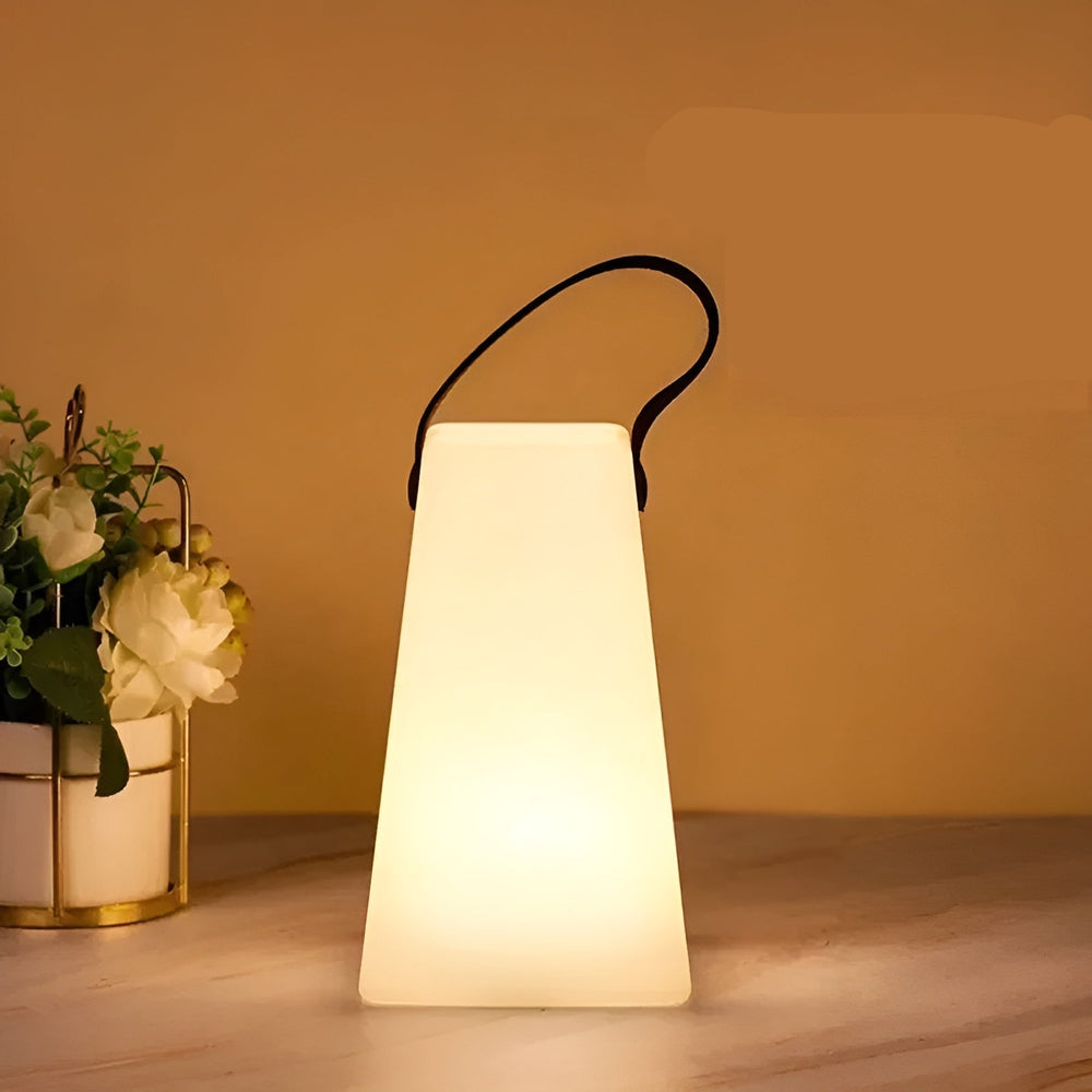 Wasserdichte Lumora LED Tischlampe mit RGB Licht, kabellos, dimmbar, ideal für stimmungsvolle Innen- & Außenbeleuchtung.