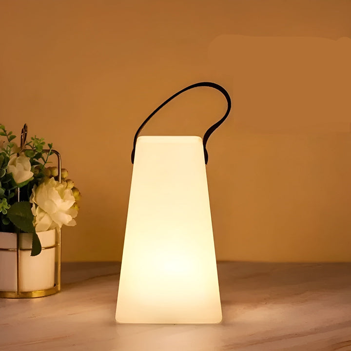 Wasserdichte Lumora LED Tischlampe mit RGB Licht, kabellos, dimmbar, ideal für stimmungsvolle Innen- & Außenbeleuchtung.