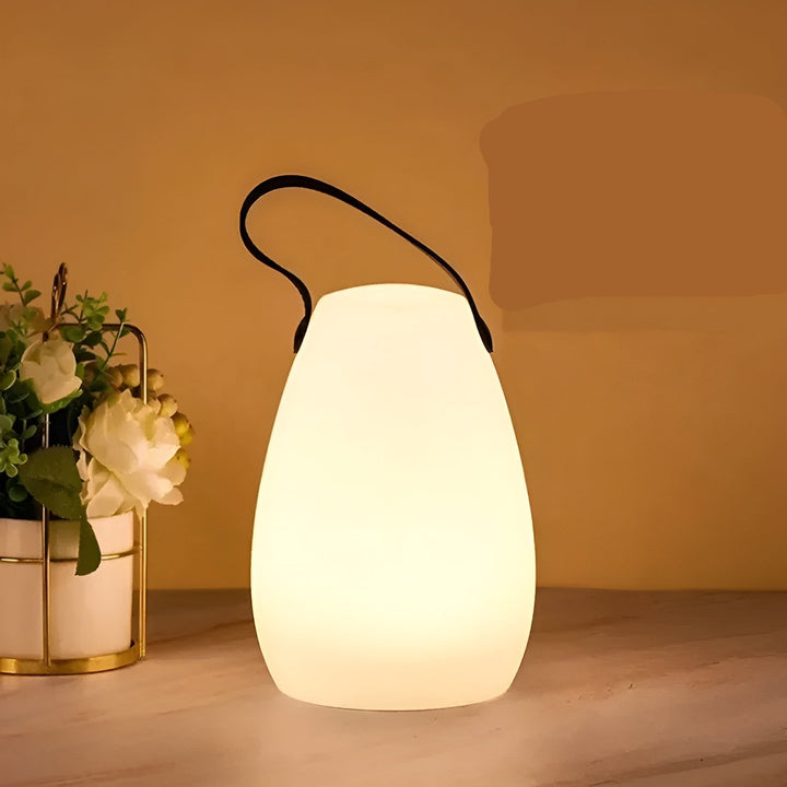Stimmungsvolle Lumora Terrassenlampe, kabellos, wasserdicht, dimmbar, mit RGB Licht für entspannte Abende.