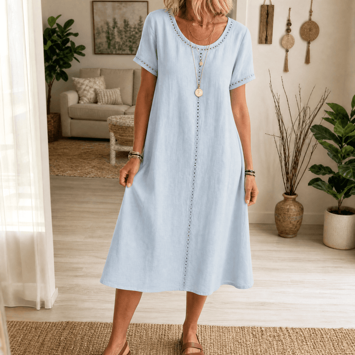 Feminines Sommer Midikleid mit Lochstickerei, A-Linie. Leichtes, luftiges Damenkleid für Urlaub und Strand.