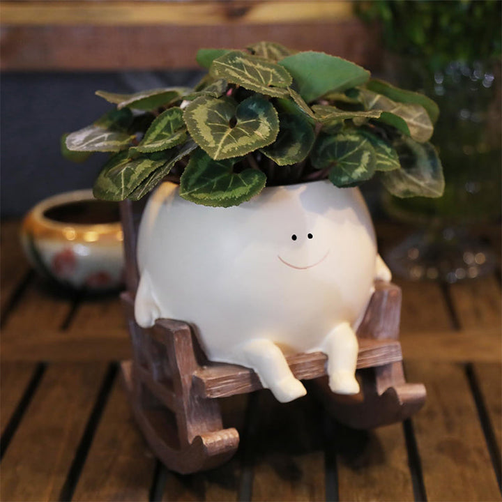 Originelle Geschenkidee: Harz Pflanzgefäß lachendes Gesicht im Schaukelstuhl für Garten & Terrasse.