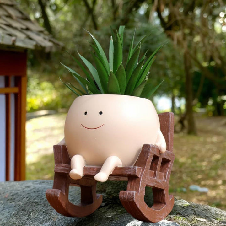 Lustiges Pflanzgefäß, lachendes Gesicht im Schaukelstuhl, perfekte Deko für Sukkulenten & Kakteen im Garten.