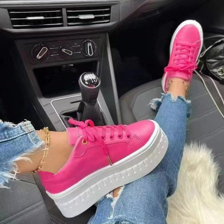 Trendige Damen Plateau-Sneaker für maximalen Komfort. Stilvolle Freizeitschuhe, ideal für Alltag und Mode.