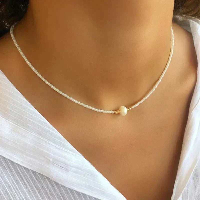 Klassisch-moderne Damen Perlenkette. Exklusiver Perlenschmuck, stilvolles Accessoire für jeden Look.