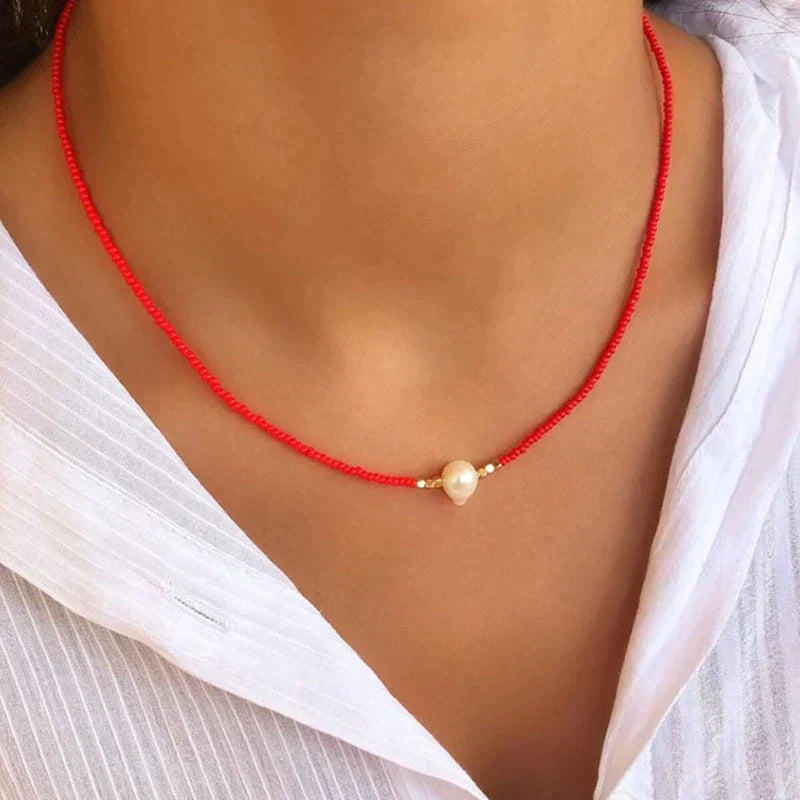 Anmutige Damen Perlenkette. Feiner Perlenschmuck, luxuriöses Accessoire, perfekt für besondere Anlässe.