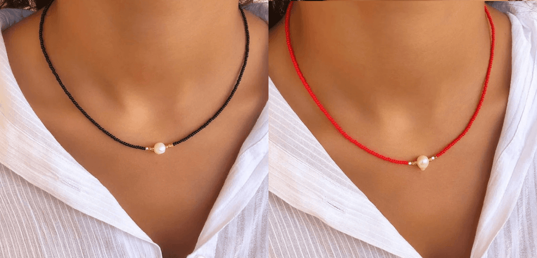 Nahaufnahme einer Damen Perlenkette. Glänzender Perlenschmuck mit luxuriöser Eleganz, Detailaufnahme.