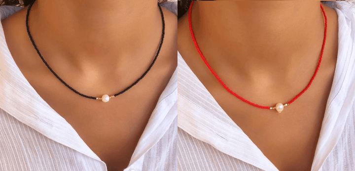 Nahaufnahme einer Damen Perlenkette. Glänzender Perlenschmuck mit luxuriöser Eleganz, Detailaufnahme.