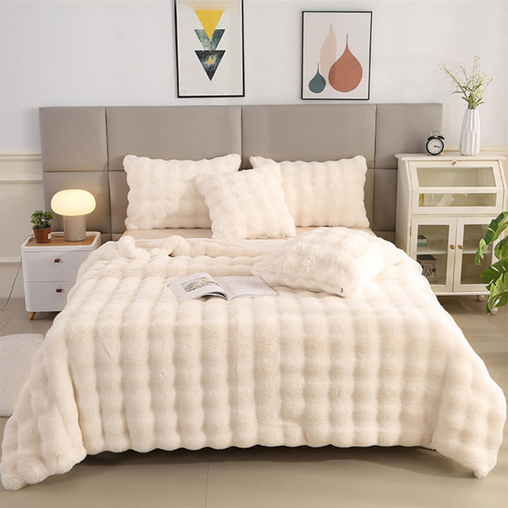 Luxuriöse doppellagige Kuscheldecke aus weichem Kaninchenfellimitat für Wärme & Gemütlichkeit.