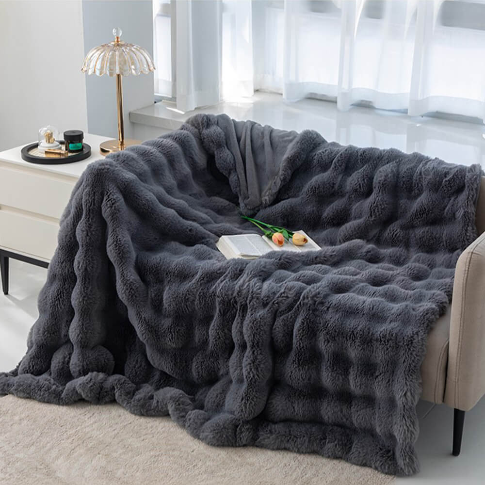 Samtweiche doppellagige Kuscheldecke in Kaninchenfelloptik, besonders warm & flauschig.