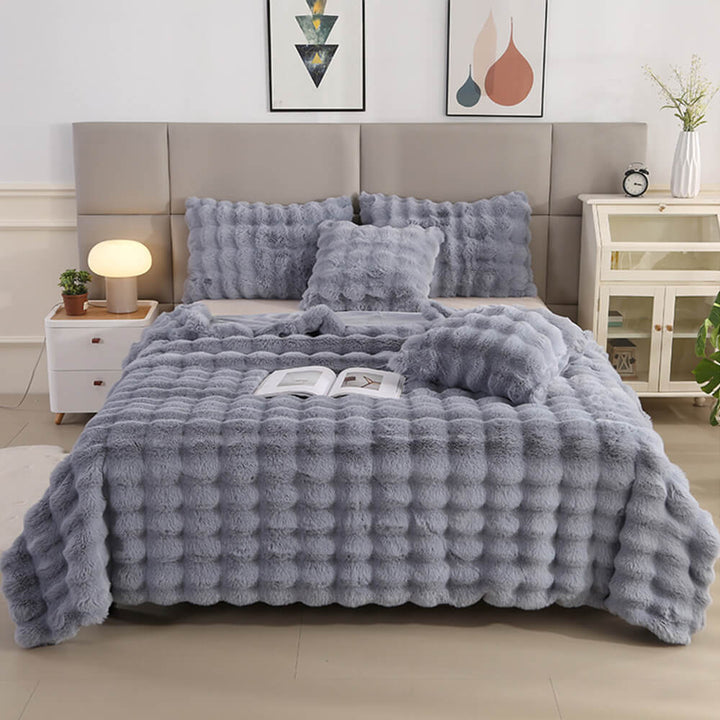 Hochwertige doppellagige Kuscheldecke aus luxuriösem Kaninchenfellimitat, extra weich und sehr warm.