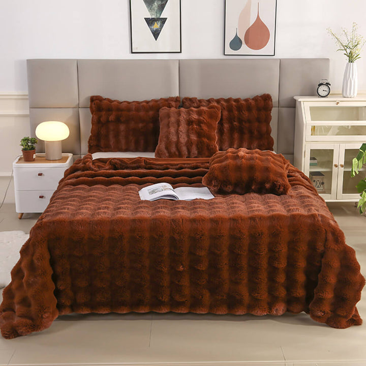 Doppellagige Kuscheldecke aus Kaninchenfellimitat, warm, weich und hypoallergen.