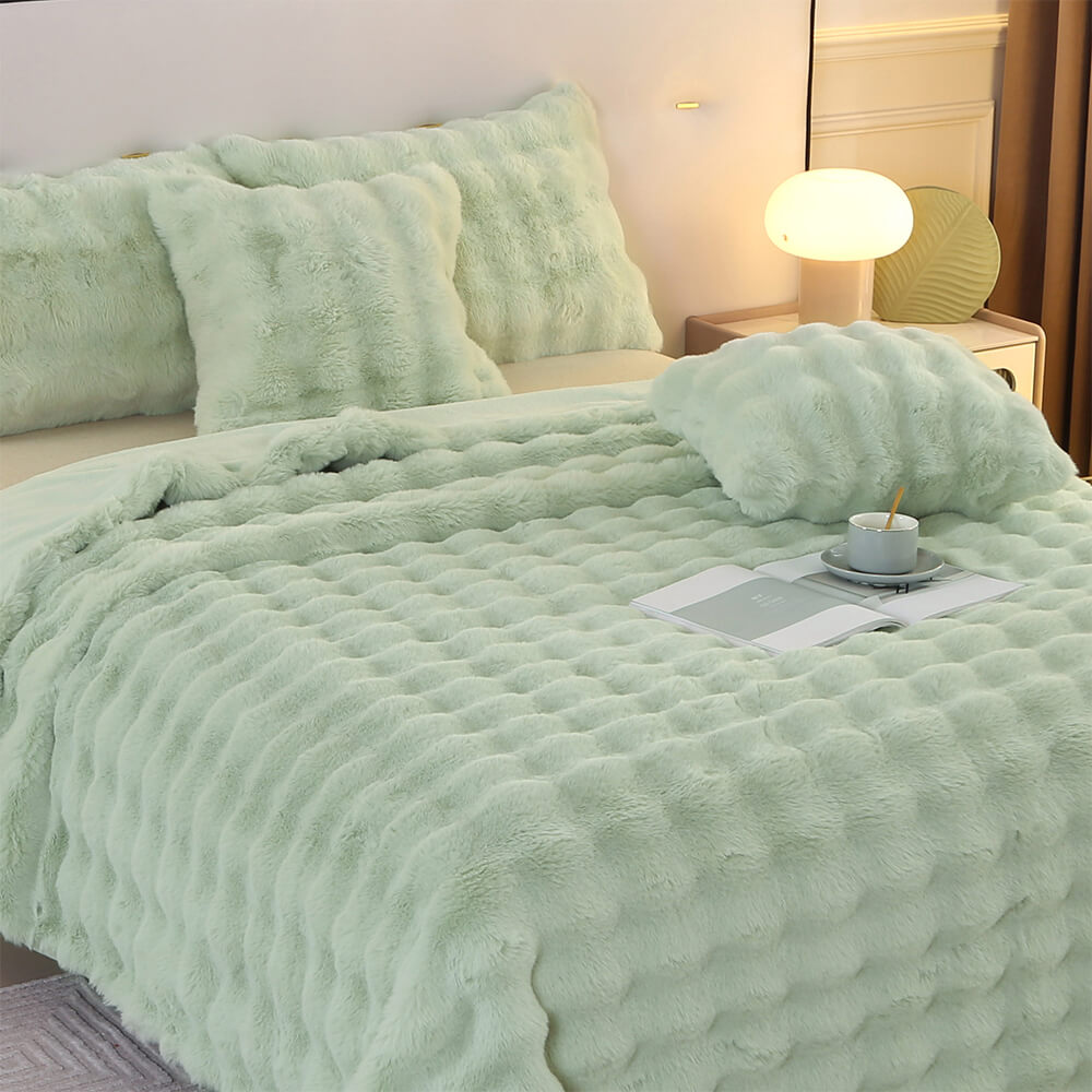 Wintertaugliche Kuscheldecke aus Kaninchenfellimitat, doppellagig, weich und extrem warm.