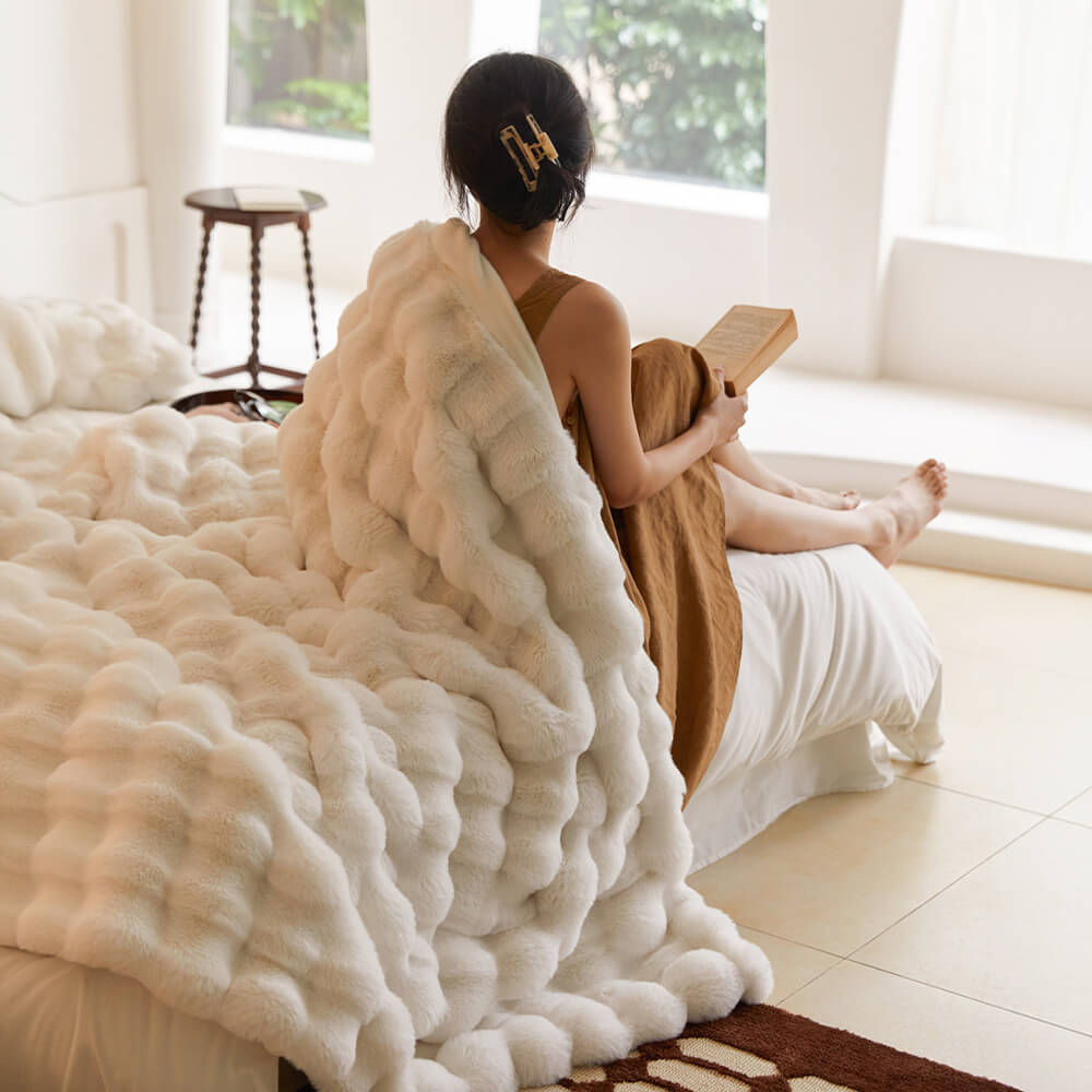 Gemütliche Plüschdecke, Kaninchenfellimitat, doppellagig & warm, ideal als stilvolle Wohndecke.