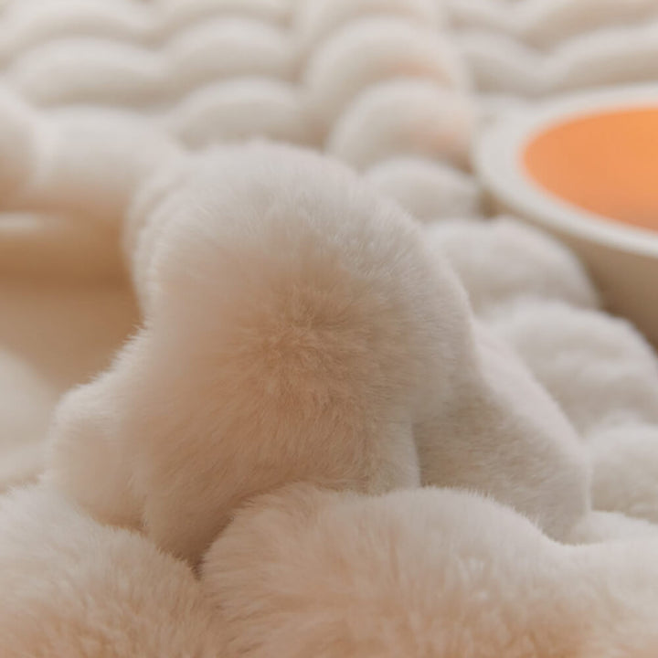 Weiche, hypoallergene Kuscheldecke aus Kaninchenfellimitat, doppellagig & warm für maximalen Komfort.