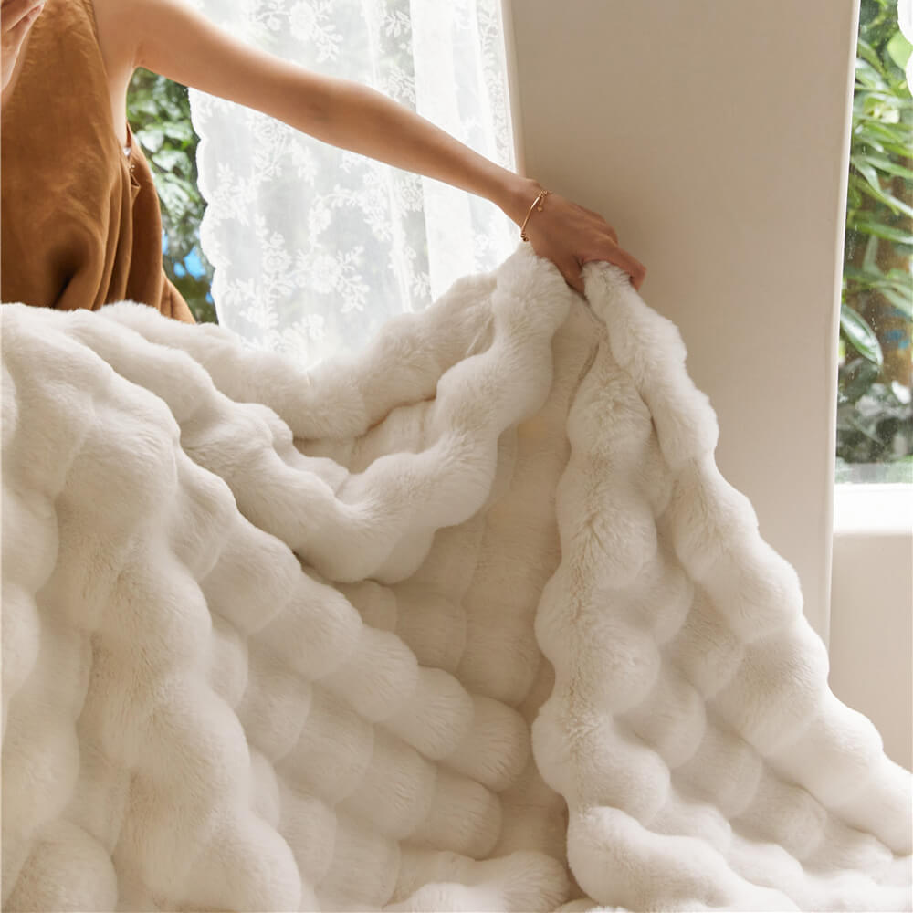 Elegante Wohndecke aus luxuriösem Kaninchenfellimitat, extra weich & warm für entspannte Abende.
