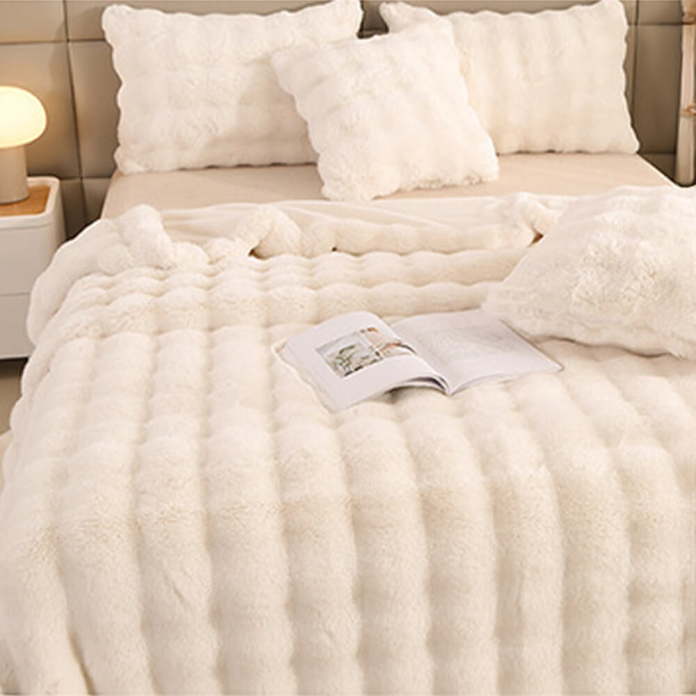 Extrem weiche Kuscheldecke aus Kaninchenfellimitat, doppellagig für zusätzliche Wärme & Gemütlichkeit.