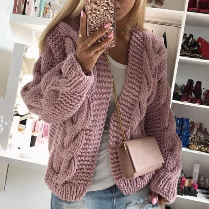 Stilvolle Damen-Strickweste Camille aus Luxus-Kaschmir. Elegante Oberbekleidung für höchsten Komfort und Wärme.