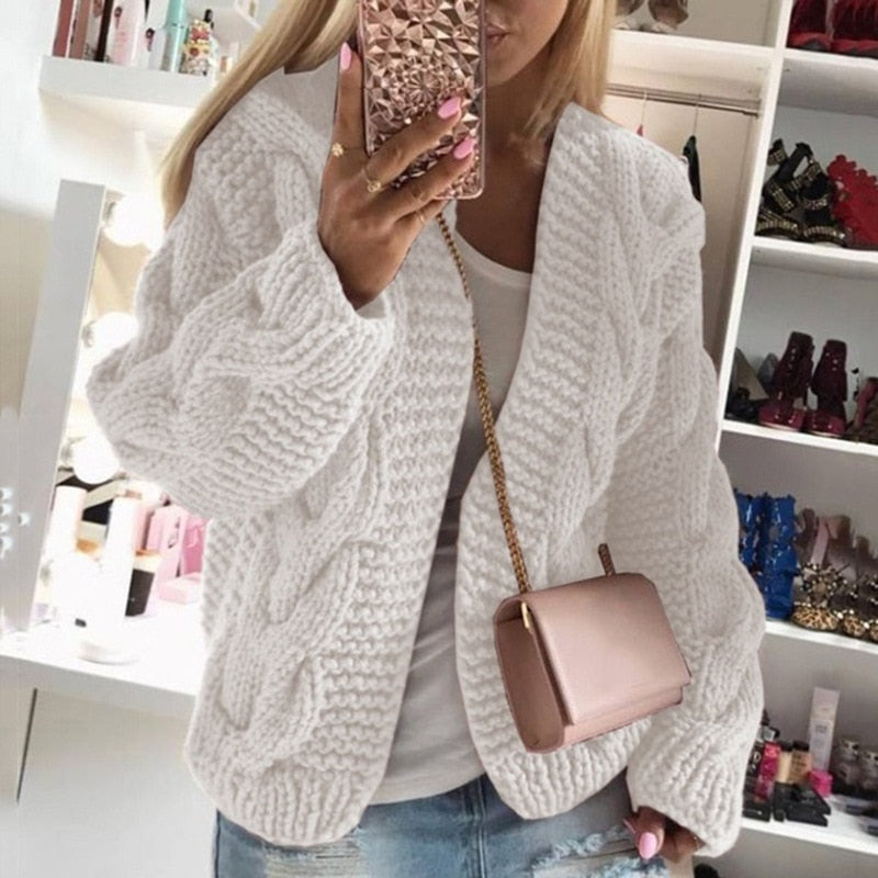 Warme Damen-Weste Camille aus weichem Luxus-Kaschmir. Komfortable und elegante Strickweste für stilvolle Winteroutfits.