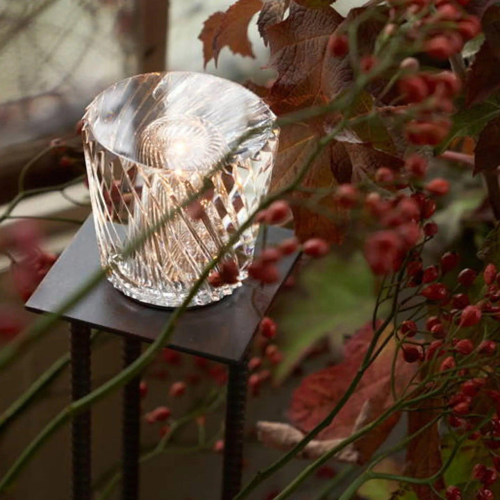 Wiederaufladbare LED Kristalllampe mit Diamant-Effekt, perfekt als Nachttischlampe.