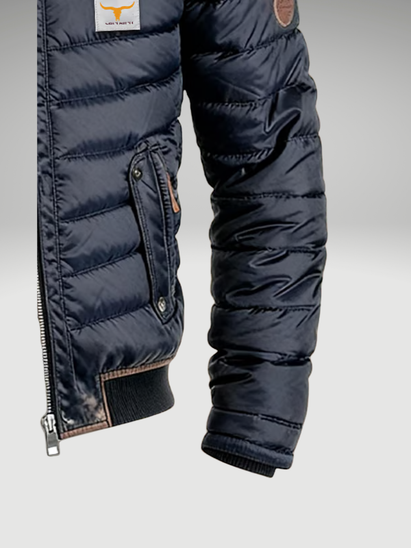 Stilvolle Herren Winter Steppjacke in Marineblau, bietet Wärme und Komfort für kalte Tage. Perfekte Herrenmode Oberbekleidung.