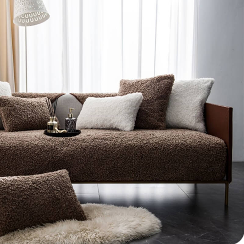 Luxuriöse warme Fleece-Sofaabdeckung, rutschfest für optimalen Möbelschutz im Wohnzimmer.