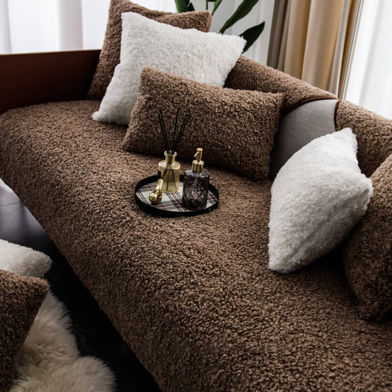 Gemütliche Fleece-Couchschutzmatte für kuschelige Abende, hält Möbel warm und geschützt.