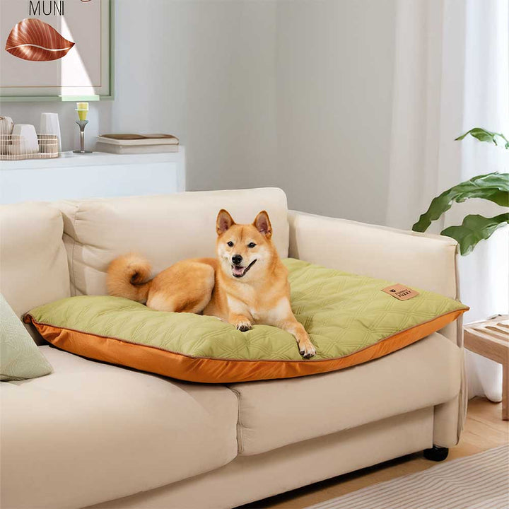 Luxuriöse wasserabweisende Hundematte aus Kunstleder & Fleece, wendbar für Komfort.