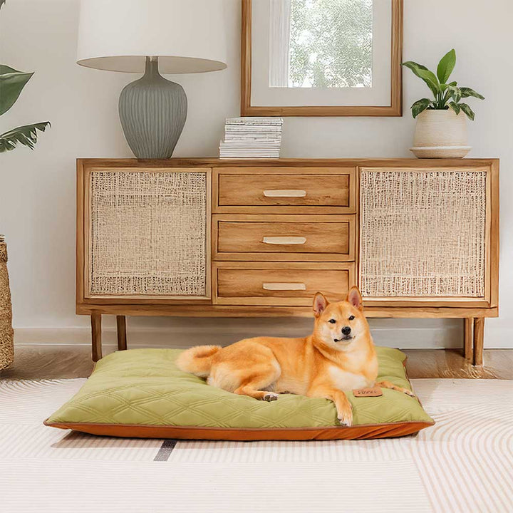 Wendbare Hundematte, eine Seite Kunstleder, andere Seite Fleece, ganzjährig bequem.