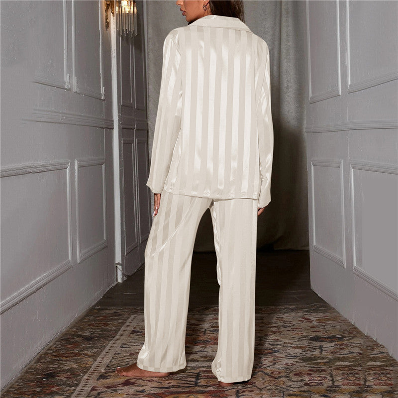 Gefühl von Luxus & Entspannung mit dem Seidenpyjama Set Nina für Damen. Die perfekte luxuriöse Nachtwäsche.