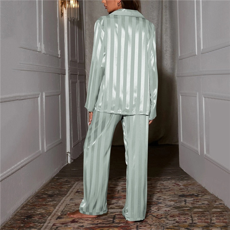 Moderner Seidenpyjama Nina in zeitlosem Design. Perfekt als Home Wear, Geschenkidee & luxuriöse Nachtwäsche.