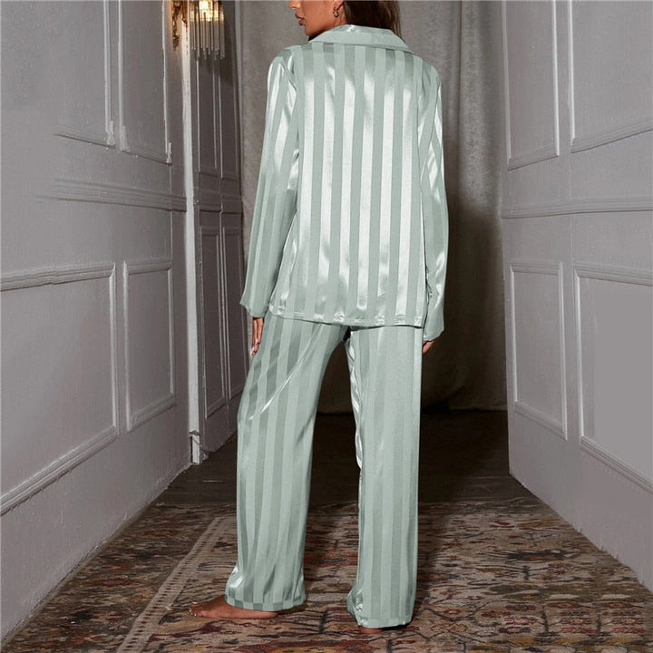 Moderner Seidenpyjama Nina in zeitlosem Design. Perfekt als Home Wear, Geschenkidee & luxuriöse Nachtwäsche.