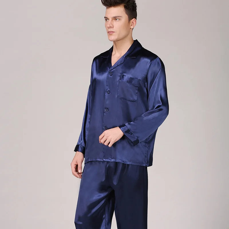 Luxuriöser Unisex Pyjama Set, langarm, aus weichem Stoff. Bequeme Nachtwäsche und Homewear für Damen & Herren.