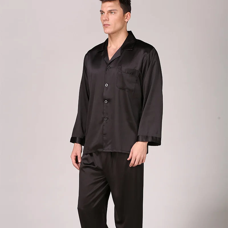 Komfortabler Unisex Schlafanzug für erholsame Nächte. Elegantes Pyjama-Set, ideal als luxuriöses Geschenk.