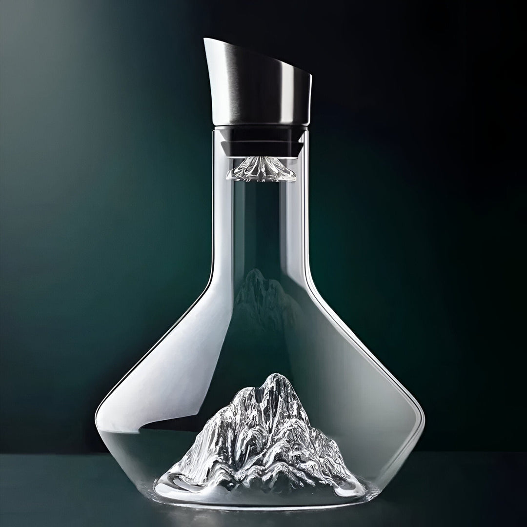 Luxuriöser Wein-Dekanter aus Kristallglas im Eisberg Design, belüftet und filtert Rotwein elegant.