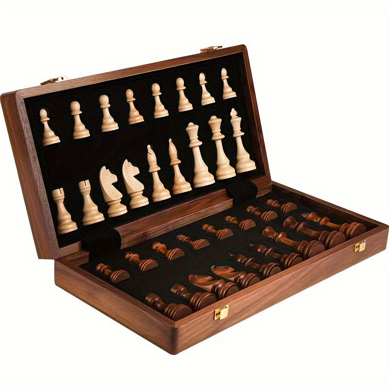 Elegantes Schachspiel aus massivem Holz, detaillierte Figuren, ideal als Wohnaccessoire & klassische Geschenkidee.
