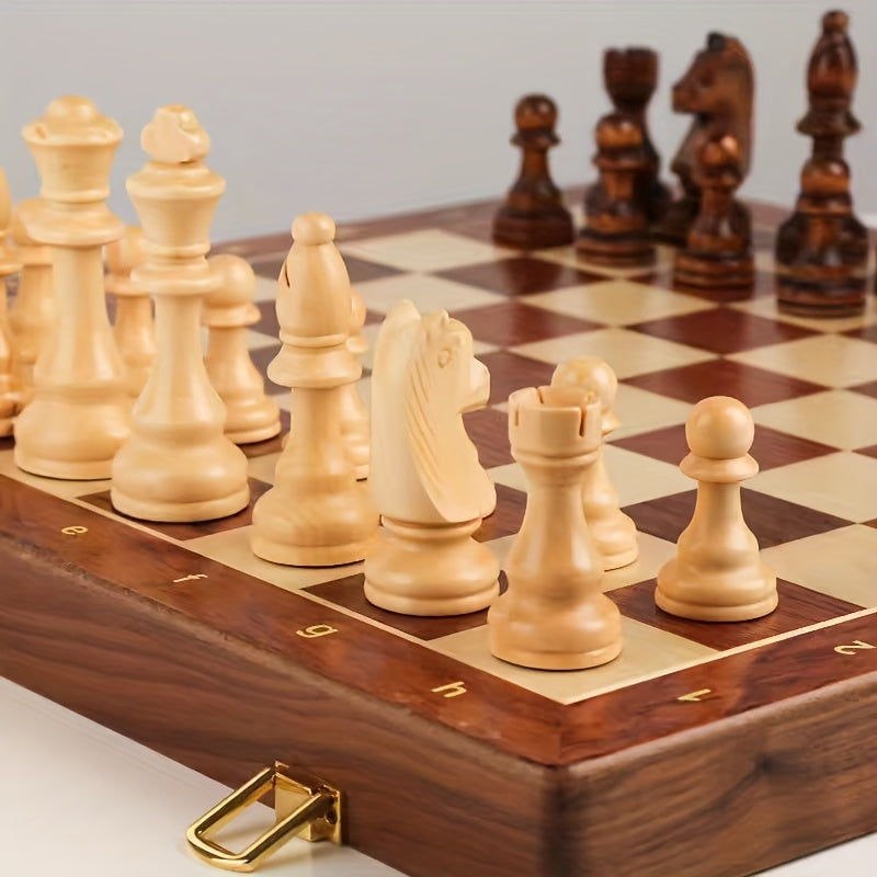 Offenes klappbares Schachbrett aus Massivholz mit aufgestellten Figuren, bereit für ein Strategiespiel. Luxuriöses Set.