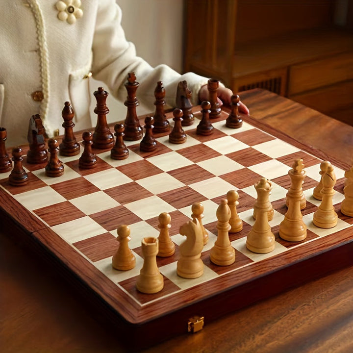 Exklusives Massivholz Schachspiel GrandRook, die perfekte Geschenkidee für Liebhaber klassischer Brettspiele.