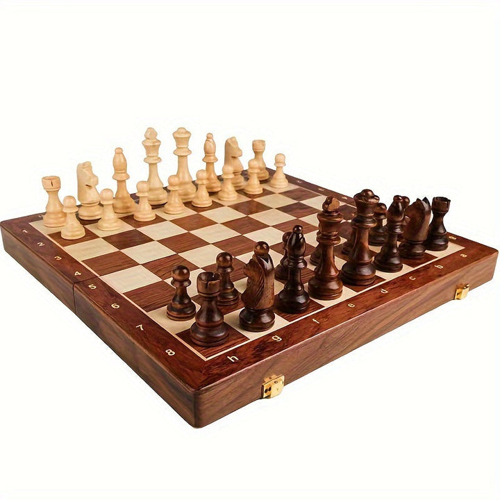 Hochwertiges Holzschachspiel mit handgefertigten Massivholzfiguren und robustem Brett für Strategiespiele.