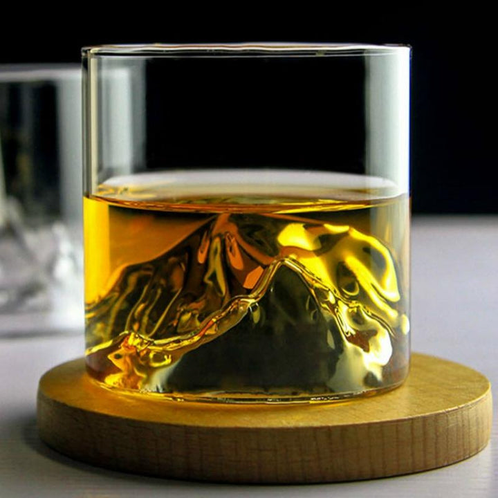 Luxuriöses Yamazakura Whiskeyglas mit Bergboden für Aromadegustation. Bleifreies Kristallglas im japanischen Stil.