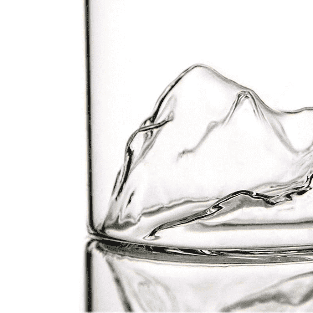 Stilvolles Yamazakura Trinkglas mit Bergboden. Ideal für Whiskey & Schnaps. Luxuriöses Barzubehör, bleifrei.