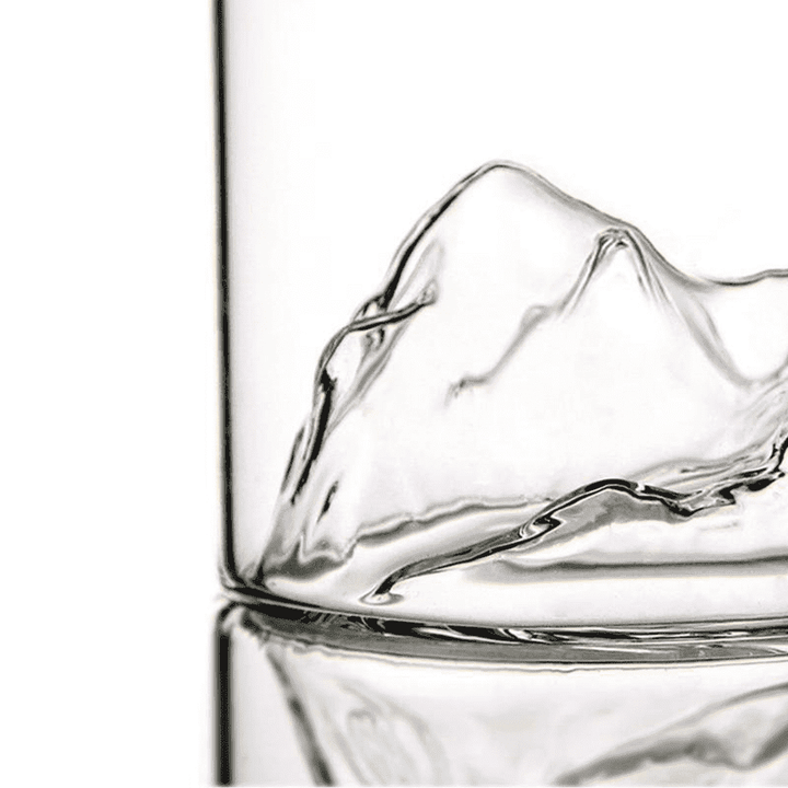 Stilvolles Yamazakura Trinkglas mit Bergboden. Ideal für Whiskey & Schnaps. Luxuriöses Barzubehör, bleifrei.
