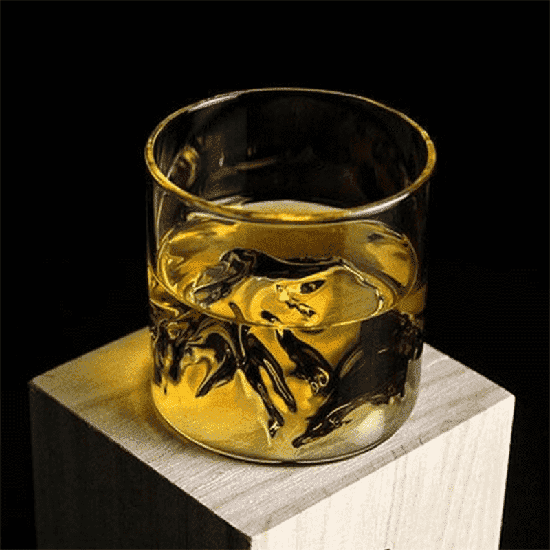 Elegantes Whiskeyglas im japanischen Stil mit markantem Bergboden. Luxus-Trinkglas für Kenner & Degustation.