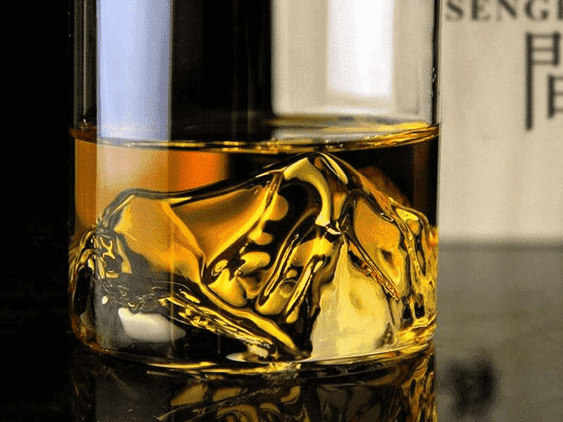Exklusives Yamazakura Whiskeyglas mit Bergboden. Edles Geschenk & Barzubehör aus bleifreiem Kristallglas.