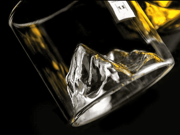 Luxuriöses Yamazakura Whiskeyglas im japanischen Stil. Handgefertigtes Kristallglas mit Bergboden für Aroma.