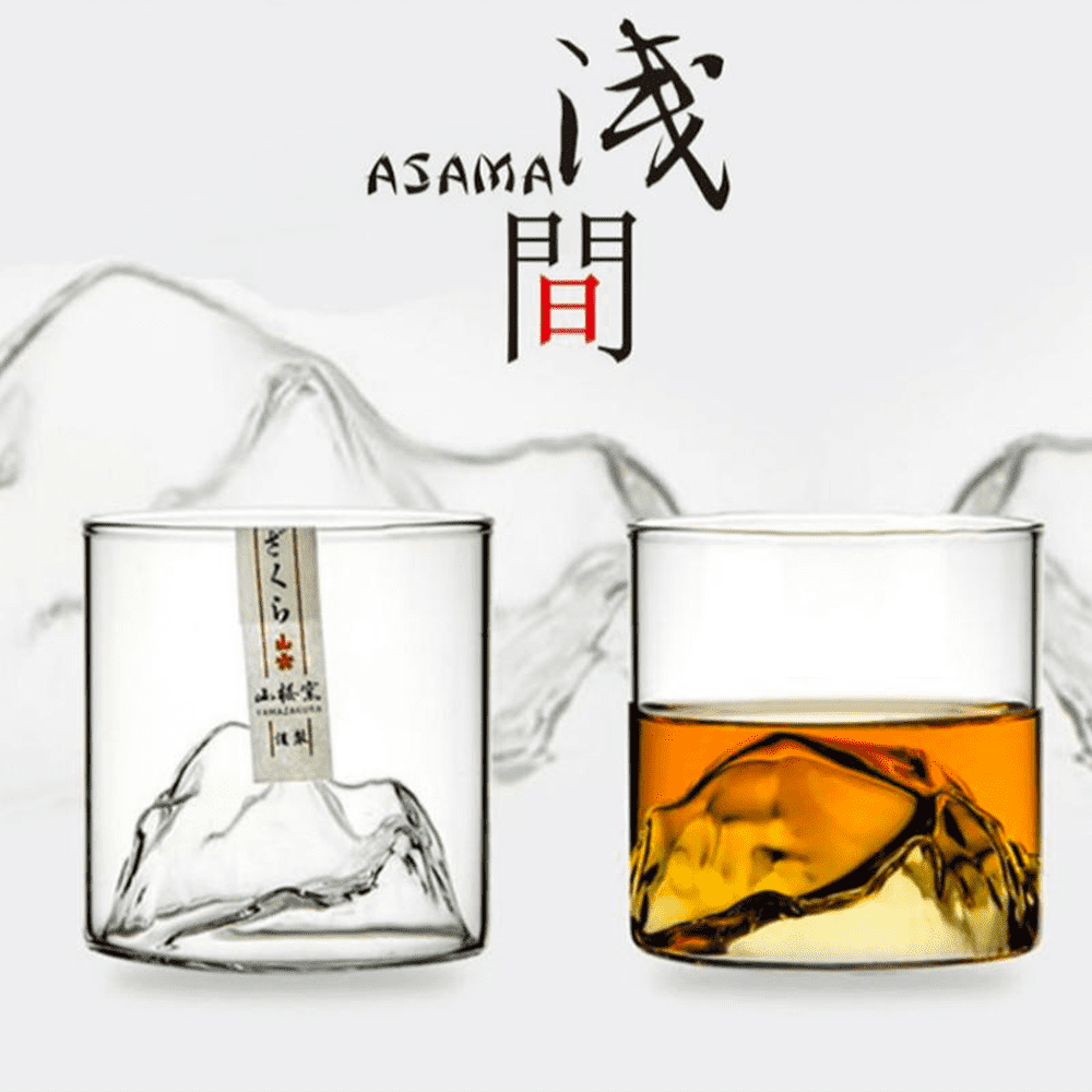 Innovatives Yamazakura Whiskeyglas mit detailreichem Bergboden. Steigert das Aroma beim Degustieren. Bleifrei.